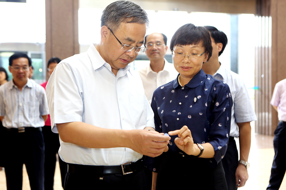 省委书记胡春华高度赞扬大华农创新驱动发展 省委书记胡春华高度赞扬大华农创新驱动发展